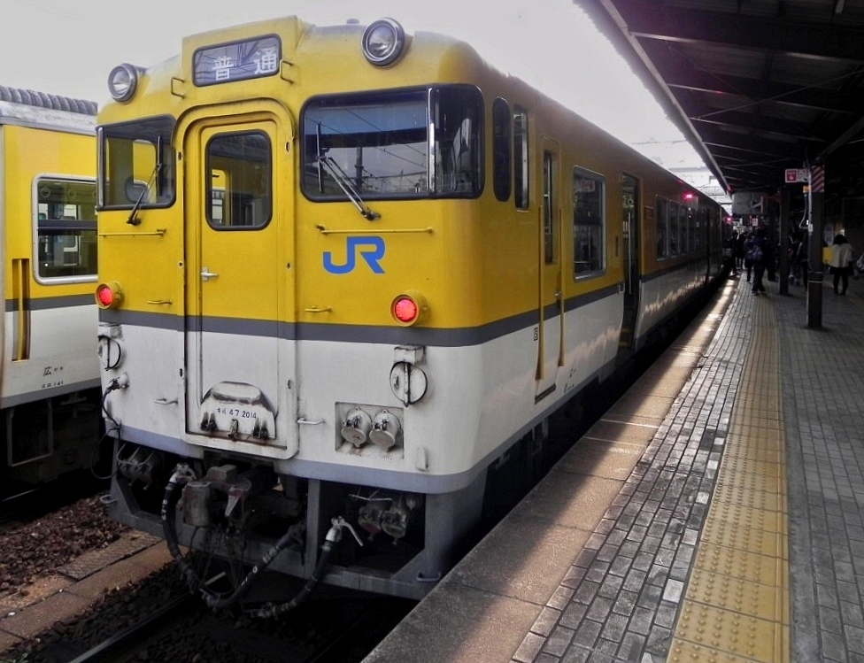 Series 115 Local am 08.11.2010 im Bahnhof von JR Shin-Yamaguchi, wo er gerade aus Masuda ber die Yamaguchi Line angekommen ist. (Nachbearbeitet!)