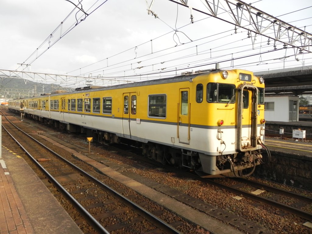 Series 115 Local am 08.11.2010 bei der Einfahrt in JR Shin-Yamaguchi.