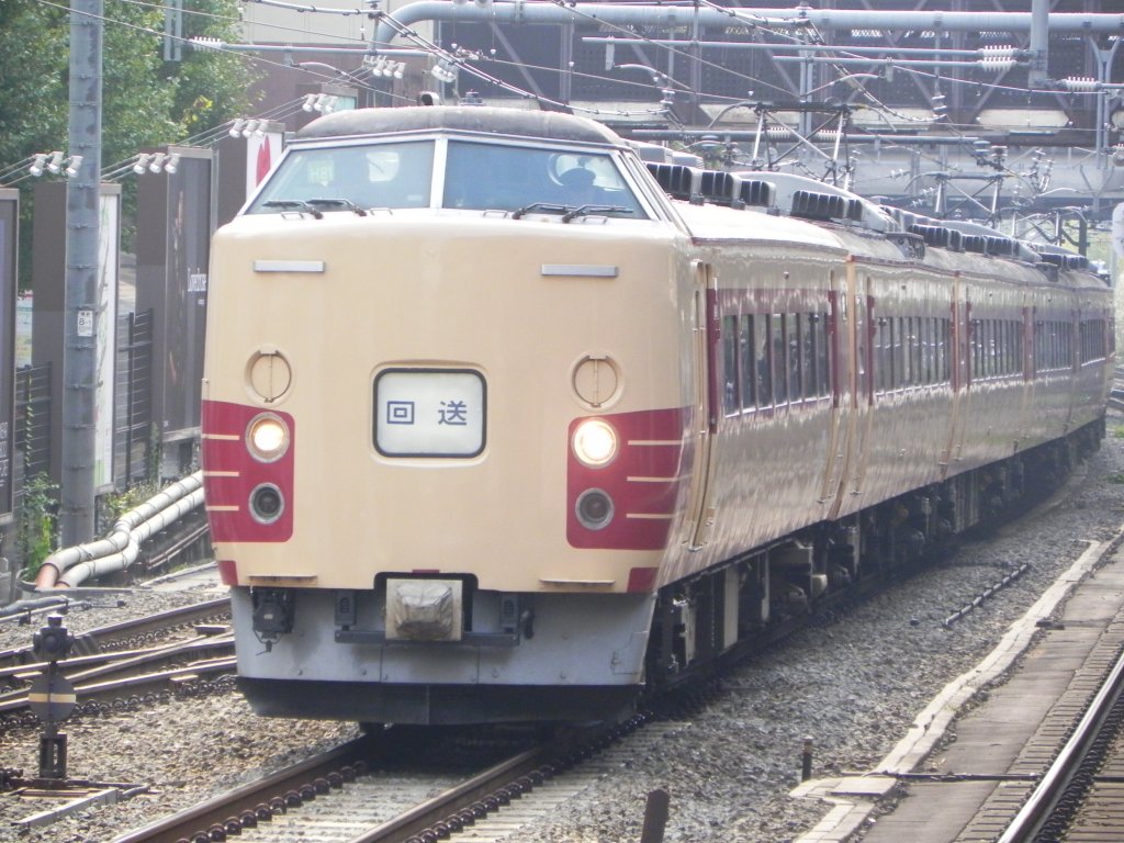 Series 183-1000 Zug in der Nhe des Bahnhofs JR Harakuju am 12.11.2010.