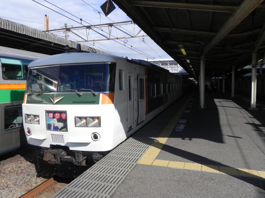 Series 185 EMU als Limited Express Odoriko 105 im Bahnhof von Ofuna. Dieser Limited Express verkehrt seit 1981 auf der Strecke von Tokyo nach Izukyū-Shimoda oder nach Shuzenji im Sden der Izu-Halbinsel.