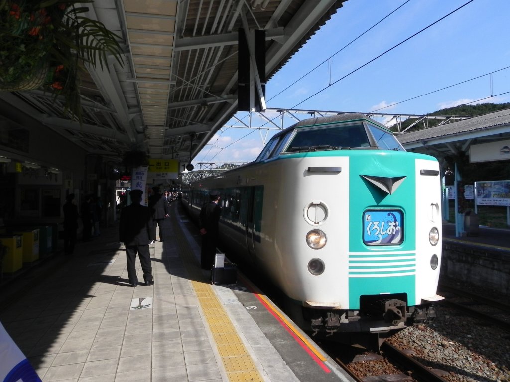 Series 381 EMU  als Limited Express  Super Kuroshio  von Shin-Osaka nach Shingu im Bahnhof von Shirahama.