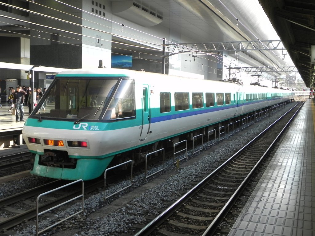 Series 381 EMU auf dem Durchgangsgleis in JR Kyoto Station