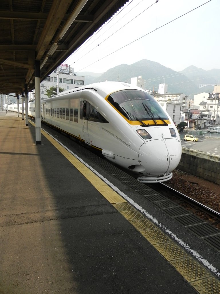 Series 885 Zug der JR Kyushu bei der Einfahrt in den Bahnhof von Beppu am 08.11.2010. Dieser Zug verkehrt unter dem Namen  Sonic  (ソニック) als Limited Express zwischen Hakata und Oita entlang der Kagoshima Line und Nippo Main Line.