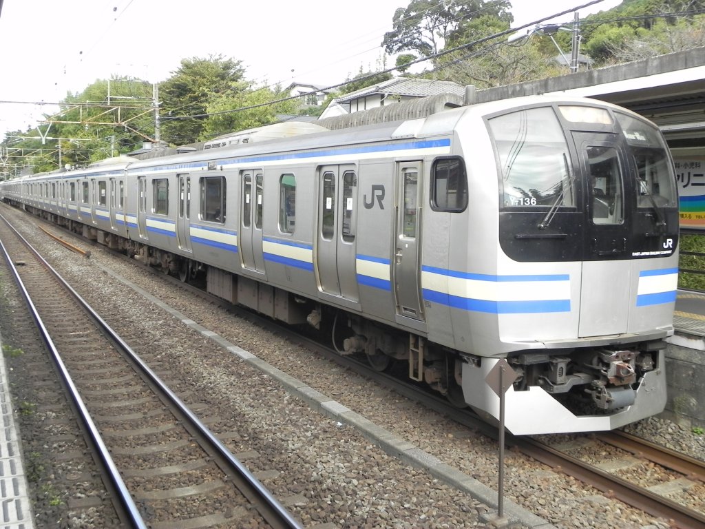 Series E217 Triebwagen im Bahnhof von Kita-Kamakura als Local der Yokosuka Line von Kurihama nach Ofuna. Maximale Geschwindigkeit dieses auf der Sobu und Yokosuka Line eingesetzten EMU ist 120 km/h.