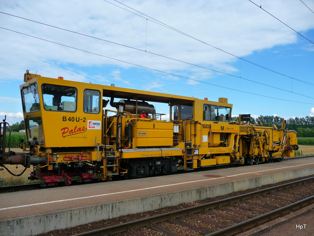 Sersa / Mller - Gleisbauunterhaltsmaschine VTmas 40 85 98 81 904-8 im Bahnhof Sugiez am 30.07.2010