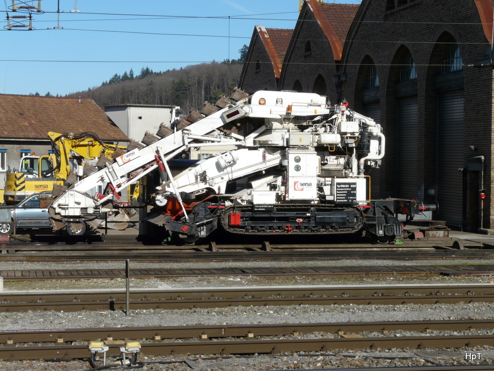 Sersa - Gleisunterhaltsmaschine  WRM 205 60 617 abgestellt in Burgdorf am 06.02.2011