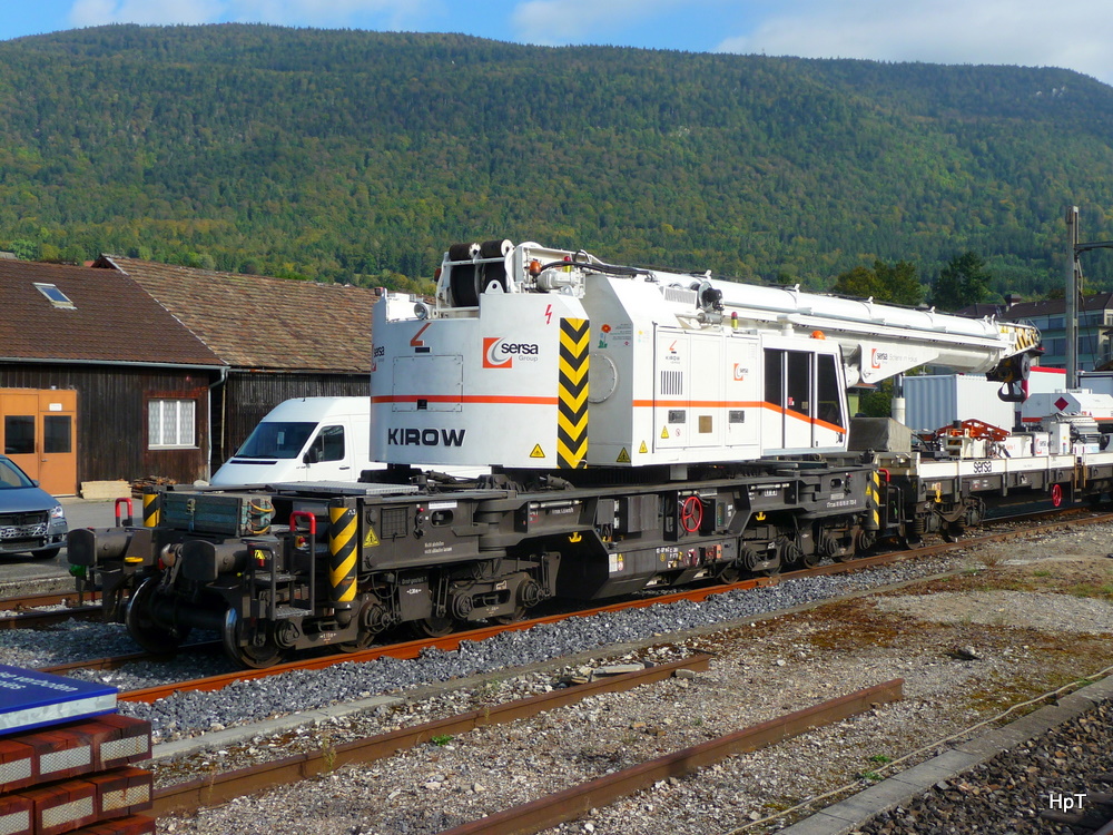 Sersa - KIROW Kran VTmaas 80 85 95 81 703-8 abgestellt im Bahnhof Grenchen Nord am 15.09.2011
