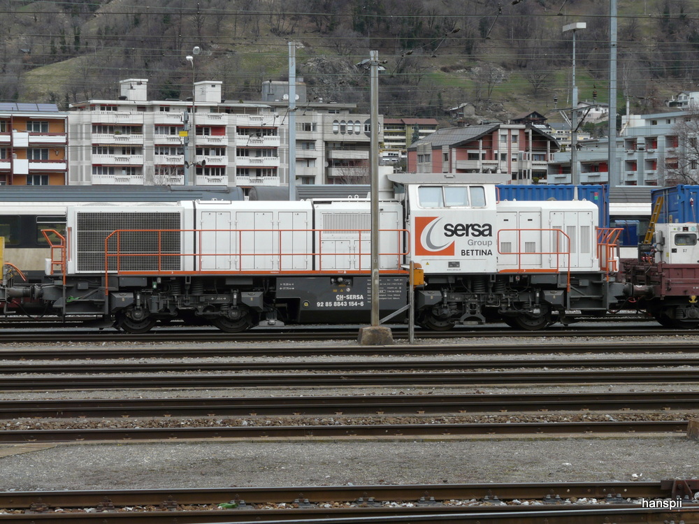 Sersa - Lok   BETTINA   am 843 154-6 abgestellt im Bahnhofsareal von Brig am 24.03.2012