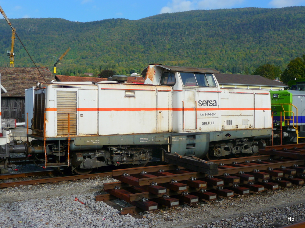 Sersa - Lok   Gretli II   Am 847951-1 abgestellt im Bahnhof Grenchen Nord am 15.09.2011