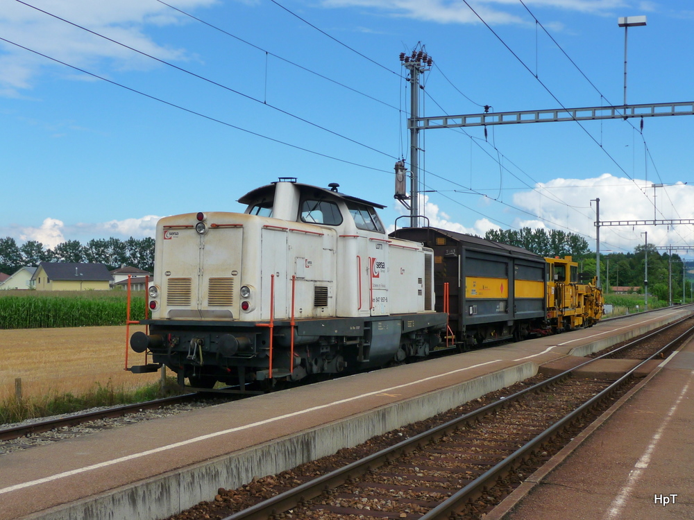 Sersa - Lok LOTTI Am 847 957-8 mit Bauzug im Bahnhof Sugiez am 30.07.2010
