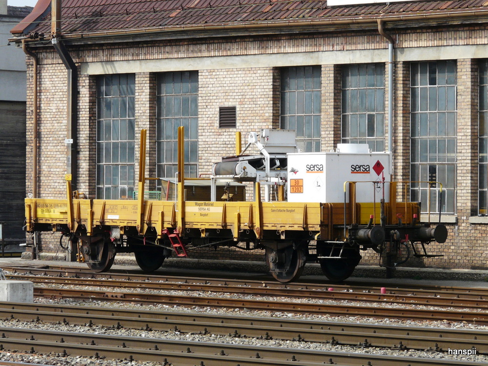 SERSA - Materialwagen V 40 85 94 06 008-4 abgestellt im Bahnhofsareal in Burgdorf am 02.04.2013