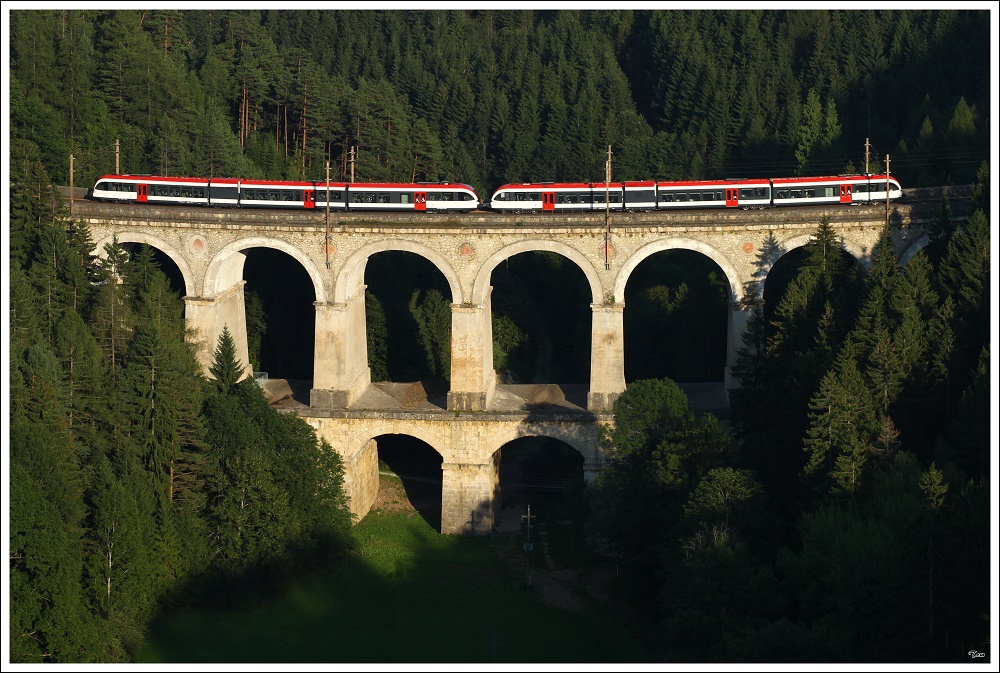 Servus - Ich bin der neue GKB GTW ... steht auf der Zugzielanzeige.
Die beiden GKB Triebwagen GTW 9581 5063 002 + 003 bei ihrer berstellfahrt als SLP 19927 von Breclav Pred nach Graz Kflacher Bf. Dies sind die ersten GKB GTW in der Steiermark. 
Kalte Rinne Breitenstein 21.8.2010