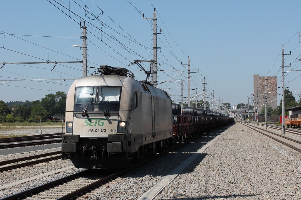 SETG 182.601 (ES64U2-101) mit einem Stahlzug in Neumarkt-Kallhamm am 27. Juli 2013. Leider hat das Licht nicht gepasst...