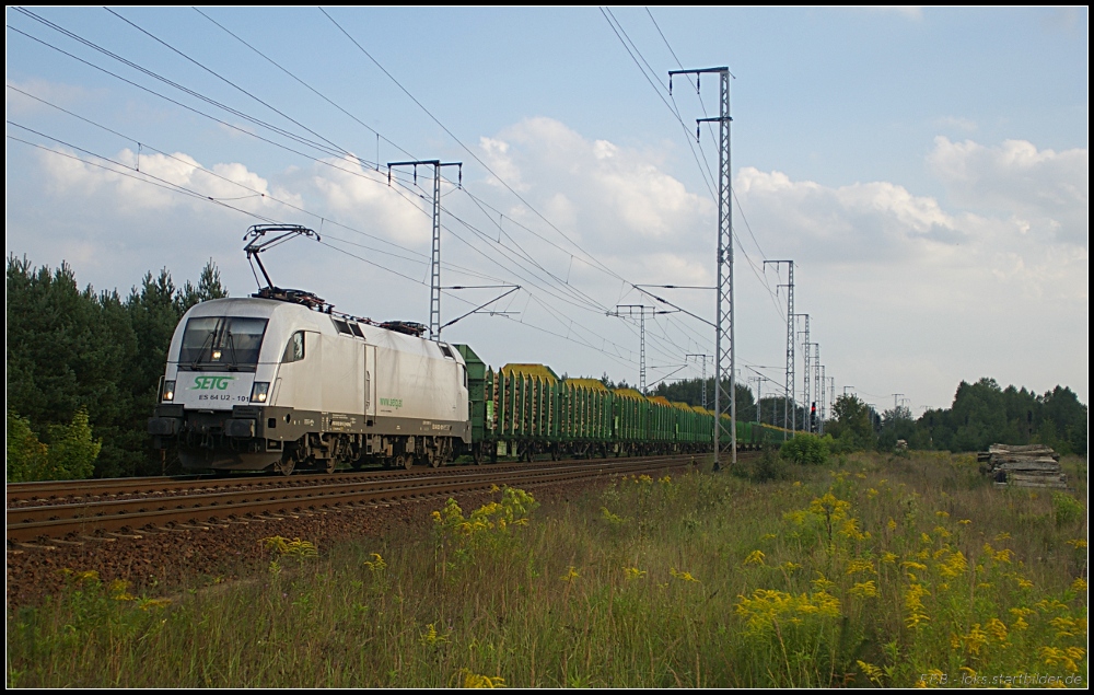 SETG ES 64 U2-101 mit reichlich Holz Richtung Biesdorfer Kreuz (NVR-Nummer 9280 6182 601-5 D-HUPAC, ex PRESS, ex Crossrail, ex DLC, ex CTL, Eigentum HUPAC, gesehen Berlin Wuhlheide 10.09.2010)