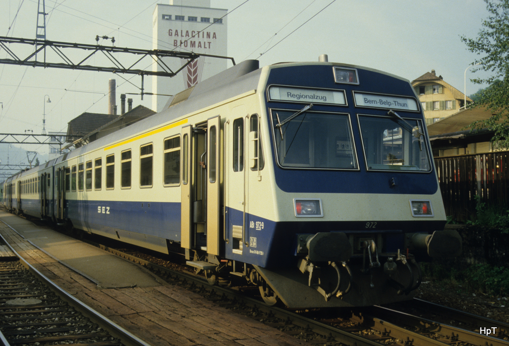 SEZ / BLS - Regio Bern nach Thun im Bahnhof Belp mit dem SEZ Steuerwagen  ABt 972-9 im Mai 1985 .. Bild ab Dia
