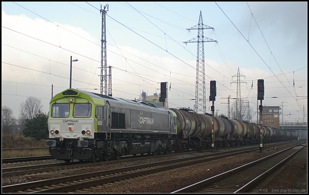 SFB 6602 mit Kesselwagen (SNCF Fret Benelux, NVR-Nummer 92 88 0266 002-9 B-SFB, gesehen Berlin Schnefeld Flughafen 21.11.2010)