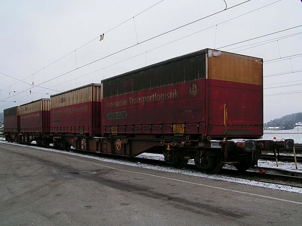 Sggmrrss (31814932102-4) steht mit vier Mobiler beladen am Bhf. Redl-Zipf;091214