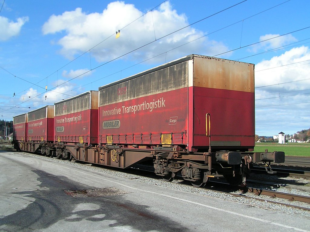 Sggmrrss(31814932103-2) beladen mit 4Mobiler am Bhf.Redl-Zipf;091105