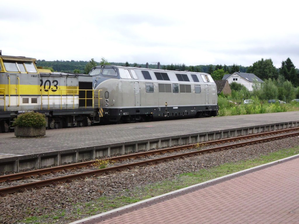 SGL V270.09 (221 121 - KrMa 19241/1964) am 16.08.2010 bei der Durchfahrt
im Bahnhof Enkenbach.