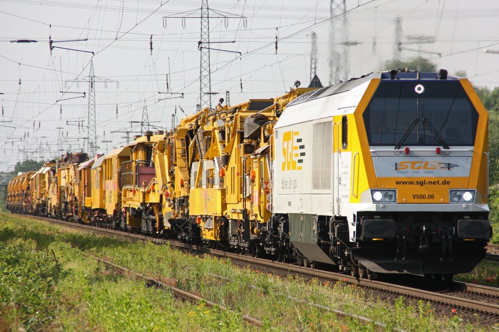SGL V500.06 am 7.6.10 in Ratingen-Lintorf mit J.Hubert Bauzug der seit zwei Tagen in Duisburg-Bissingheim abgestellt stand