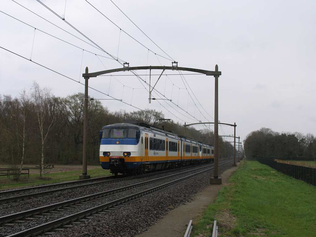 SGM 2131 und eine weitere SGM mit Regionalzug RE 9654 Deurne-Nijmegen bei Vlierden am 9-4-2012.