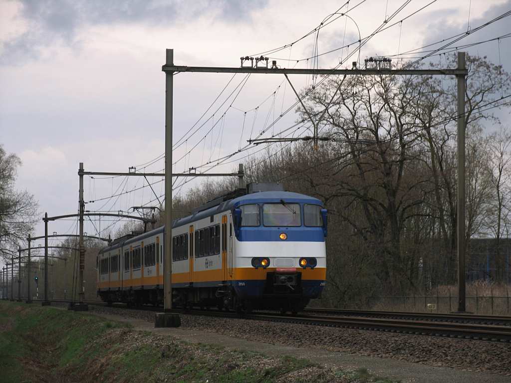 SGM 2950 mit Regionalzug RE 9641 ‘s Hertogenbosch-Deurne bei Vlierden am 9-4-2012.