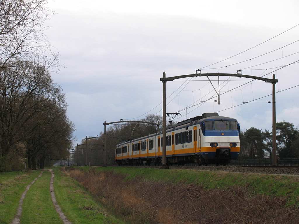 SGM 2950 mit Regionalzug RE 9646 Deurne-‘s Hertogenbosch bei Vlierden am 9-4-2012.