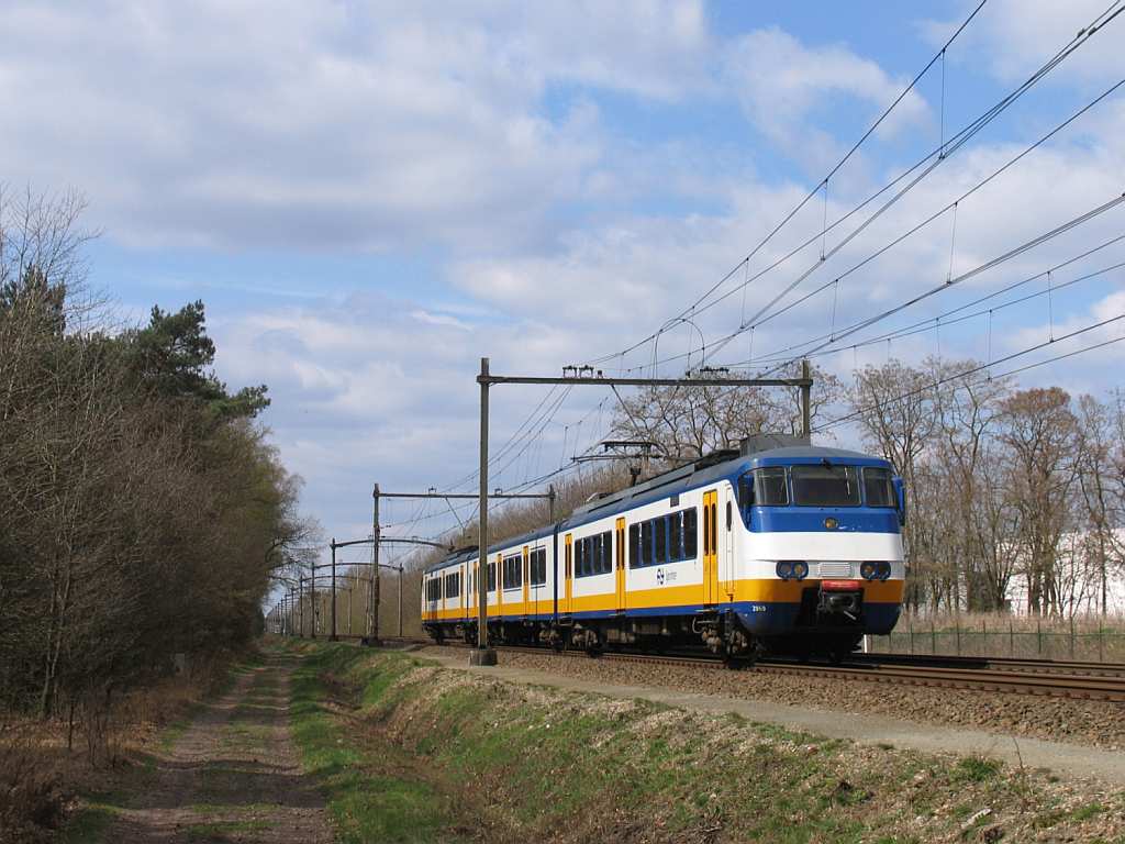 SGM 2969 mit Regionalzug RE 9643 Nijmegen-Deurne bei Vlierden am 8-4-2012.