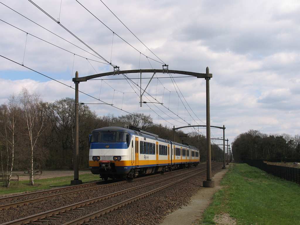SGM 2976 mit Regionalzug RE 9650 Deurne-‘s Hertogenbosch bei Vlierden am 8-4-2012.