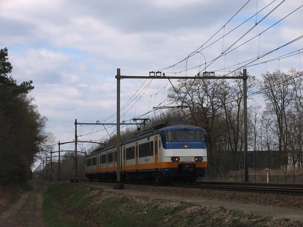 SGM 2976 mit Regionalzug RE 9645 ‘s Hertogenbosch-Deurne bei Vlierden am 8-4-2012.