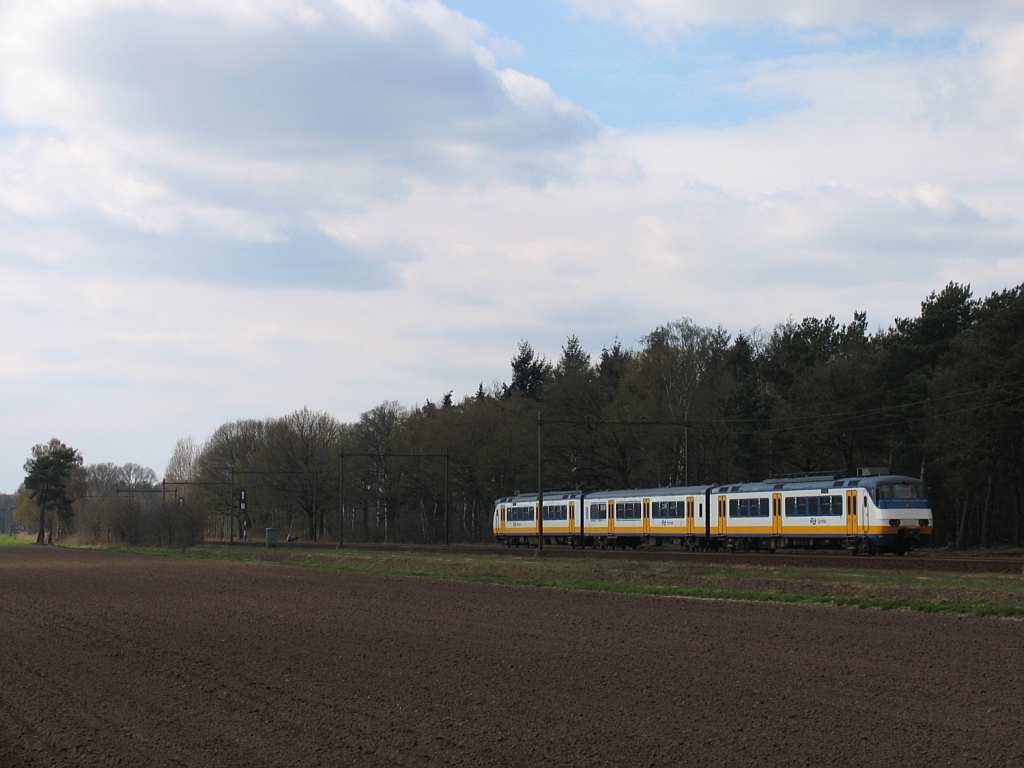 SGM 2995 mit Regionalzug RE 9656 Deurne-Nijmegen bei Vlierden am 8-4-2012.
