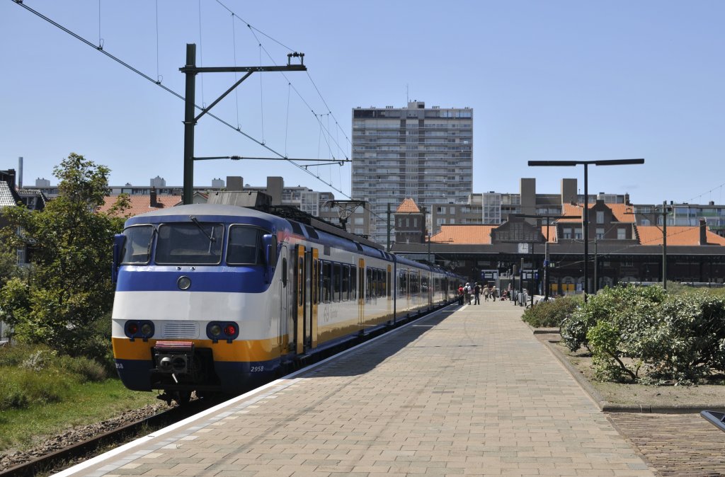 SGM Sprinter 2958 mit Sommerpendel von Haarlem nach Zandvoort hier in Bf Zanvoort aan Zee am 30.06 2011.