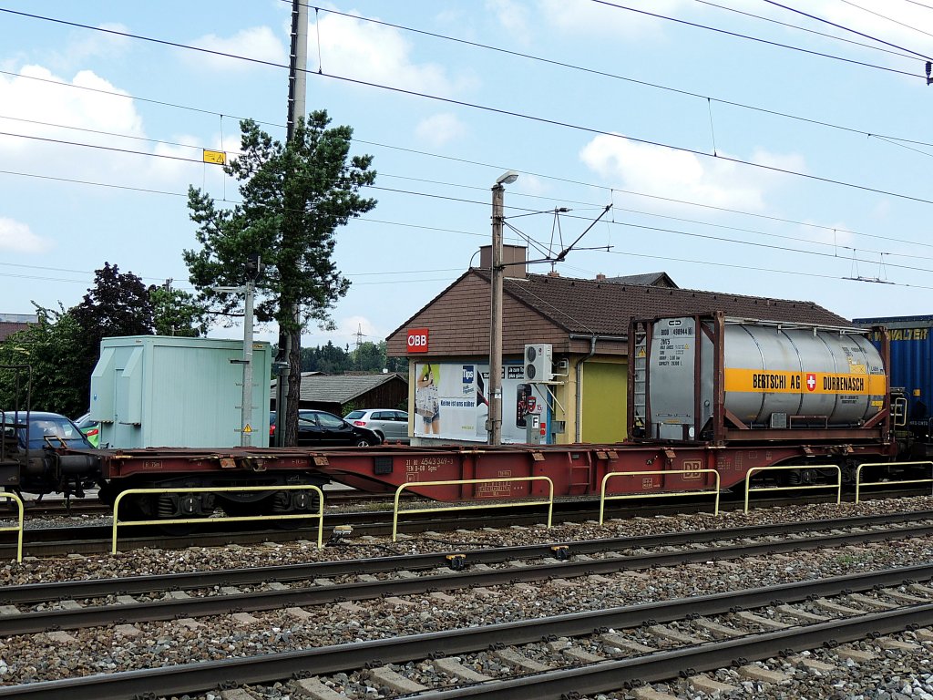 Sgns 31804543349-3 ist mit einem BERTSCHI Tankcontainer beladen, und bei Marchtrenk am Weg Richtung Wels; 120704