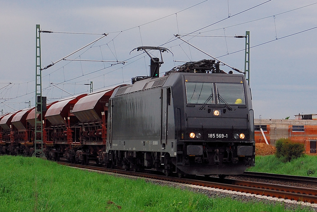 She came to me one mornig...one lonly sunday morning.....Ne eben nicht, sie kam am Donnerstagnachmittag mit einem Ganzzug aus Richtung Neuss gen S�den....die 185 569-1 von Railpool am 10.5.2012