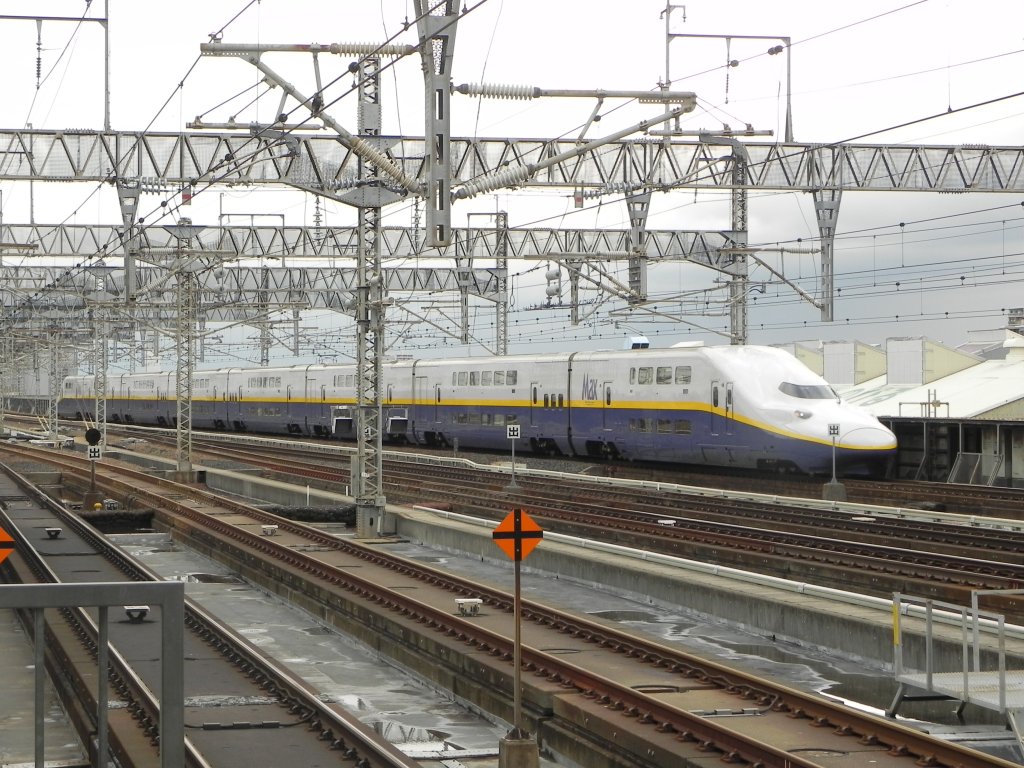 Shinkansen-Baureihe E4 auf der Strecke des Tōhoku Shinkansen von Tokyo in den hohen Norden nach Hachinohe. Hier bei der Einfahrt in den Bahnhof von Utsunomiya in Fahrtrichtung Tokyo.
Ab Dezember 2010 wird diese Stecke brigens nach Shin-Aomori verlngert, wo dann in mittelfristiger Zukunft die Strecke weiter bis zur nrdlichen Insel Hokkaido weitergefhrt werden soll.