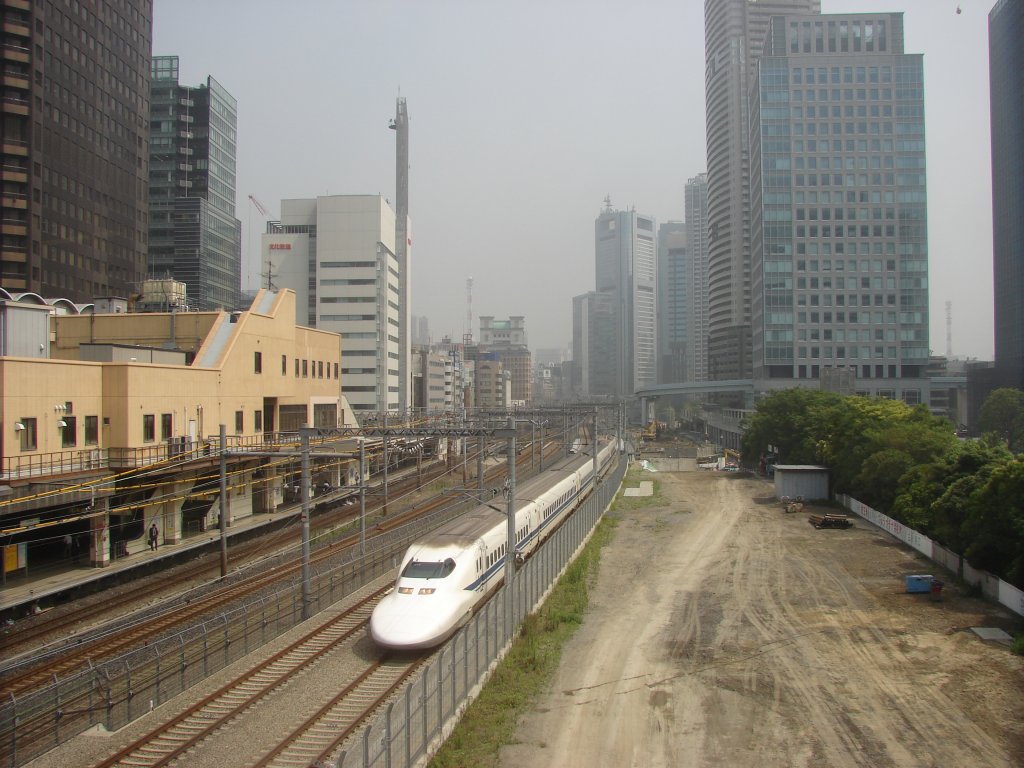 Shinkansen Richtung Osaka auf der Stadtstrecke in Tokyo ( Hamamatsucho ) Linksverkehr... - 28/06/2007