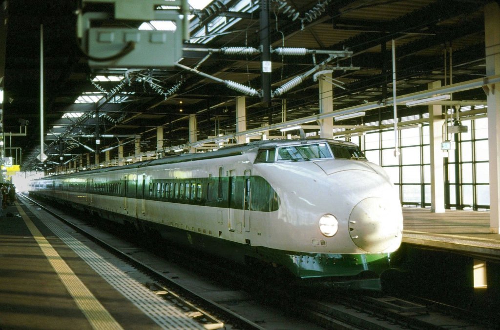 Shinkansen Serie 200: Ab 1980 700 Wagen für die 1983 eröffneten Tôhoku-Shinkansen (nach Nordosten) und Jôetsu-Shinkansen (von Tokyo nach Norden ans Japanische Meer) gebaut. Zwischen 8- und 16-Wagenzüge (Wagengruppen immer wieder neu arrangiert). Es gab bis 2004 auch 12 Doppelstockwagen. Ab 1997 ausgemustert; heute noch 11 10-Wagenzüge vorhanden. Ein Zug 2004 bei einem schweren Erdbeben in der Nähe von Nagaoka entgleist (der einzige nennenswerte Shinkansen-Unfall bis heute). Im Bild steht Zug mit Endwagen 222-33 in Morioka, 3.September 1983. 