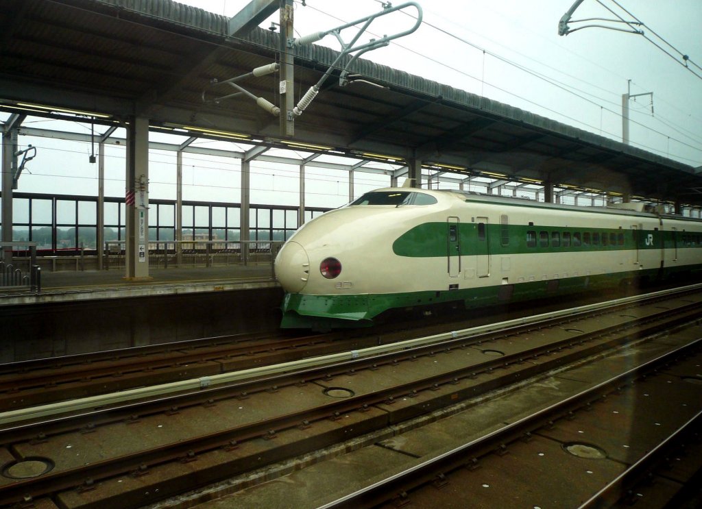 Shinkansen Serie 200: Endwagen 221-1510 einer der 11 verbliebenen, 1999 umfassend modernisierten Züge. Nasu Shiobara, 11.Juli 2010.