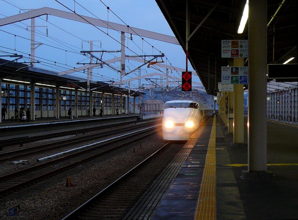 Shinkansen Serie 300: Einfahrt eines Zuges (Frontwagen 323-46) am Abend des 28.Februar 2009 in Himeji. Von der Serie 300 gab es 1120 Wagen (zu Zügen von 16 Wagen formiert), gebaut 1990 (Prototyp) und 1992-1998. Die Ausmusterung dieser Züge begann 2007. 