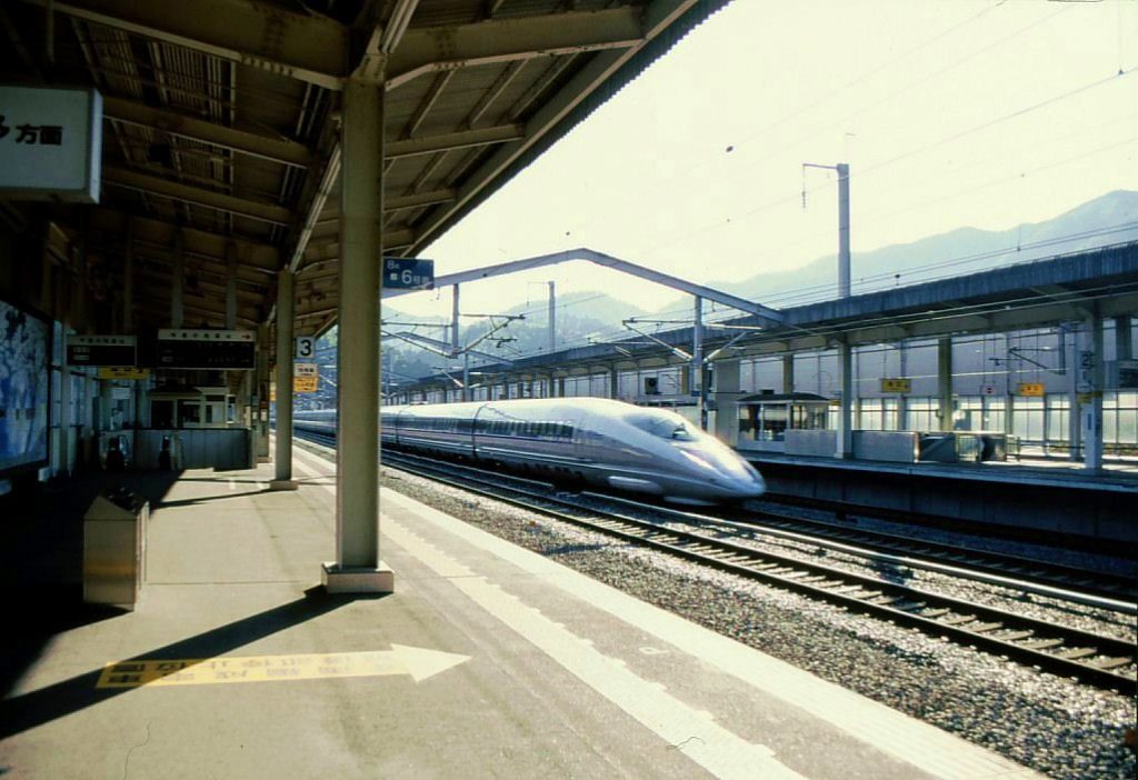 Shinkansen Serie 500: Hier schiesst ein Zug, auf der Sanyô-Linie von Fukuoka (Hakata) herkommend mit Ziel Tokyo (Gesamtfahrzeit 5 Stunden 13 Minuten), durch die kleine Station Shin Iwakuni. 10.Oktober 2006.