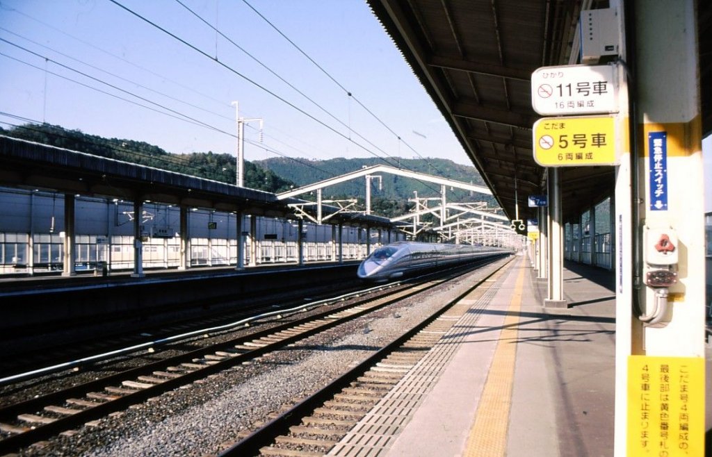 Shinkansen Serie 500:　Man hat nicht einmal Zeit, sich umzudrehen, und schon hat sich der rasende Zug längst aus der erhofften Fotoposition entfernt. Shin Iwakuni, 10.Oktober 2006.