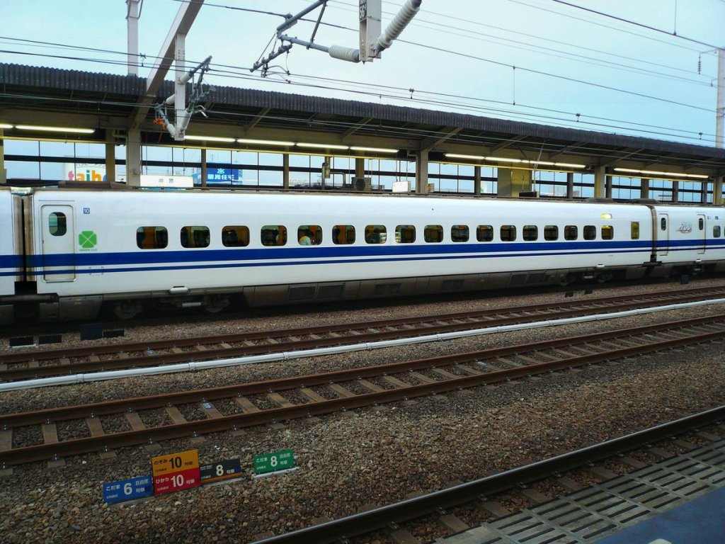 Shinkansen Serie 700: Der motorisierte  Green Car  (entspricht unserer 1.Klasse) 717-35 in Himeji, 28.Februar 2009.