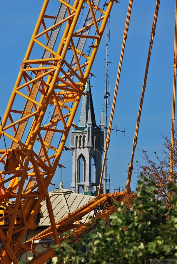 Siamo costruendo il futuro (III). Der an den Stil norditalieniescher T�rme angelehnte Bahnhofsturm durch den Monsterkran gesehen, der eine Woche zuvor die Br�cke auf ihre Br�ckenpfeiler hob. Das Dach dazwischen geh�rt zum Stellwerk Konstanz. (03. Oktober 2009)