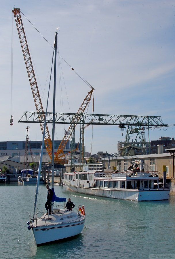 Siamo costruendo il futuro (IV). Die Gr��enverh�ltnisse sind beeindruckend. Das Geb�ude links im Hintergrund ist das schon beeindruckende Lago Center. Hauptmotiv ist der 62 Meter hohe Kran, der eine Woche zuvor die neue Fu�g�ngerbr�cke �ber den Bahnhof Konstanz auf die Fundamente hob. (03. Oktober 2009)
