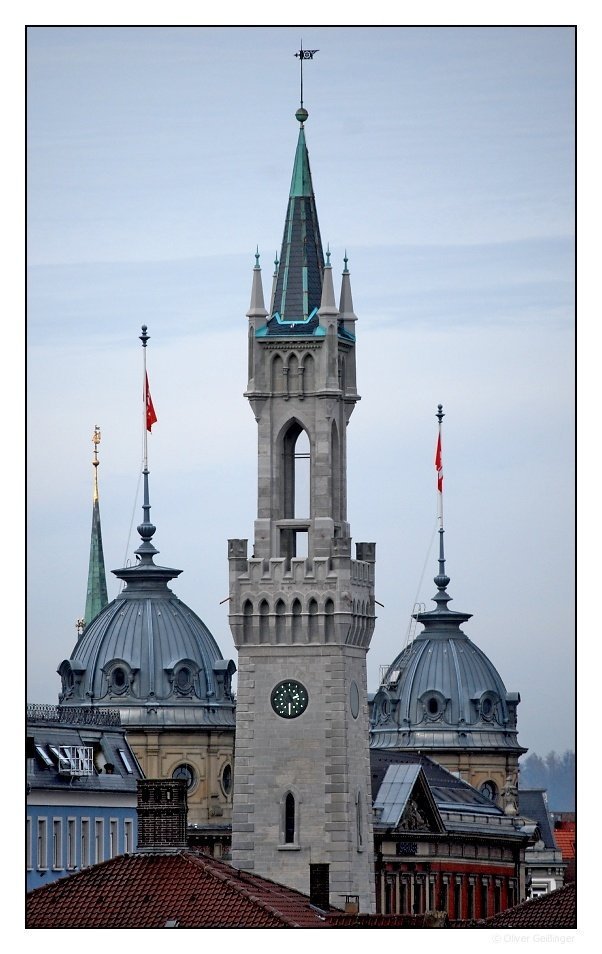 Siamo costruendo il futuro (V). Mitte November ist der Bahnhofsturm von seiner Rstung befreit. So ergibt sich von der „Zukunft“ eine faszinierende Sicht. Der italienisch anmutende Bahnhofsturm vor den orientalisch anmutenden Kuppeltrmen der ehemaligen Oberpostdirektion und ganz hinten der Reiter des Mnsters. (November 2009, Nachbearbeitung Olli und Kay Hanisch)