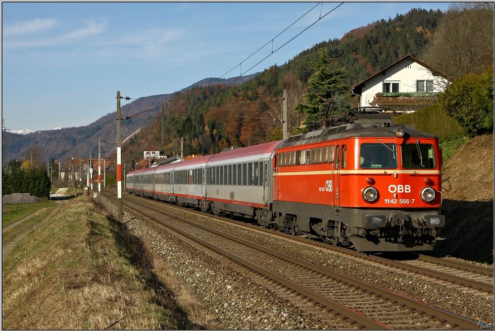 Sicher eines der Highlights des gestrigen Fototages war die 1142 566 welche mit IC 559  Stadt Bruck an der Mur  von Wien Sd nach Graz fuhr.
Mixnitz 15.11.2009