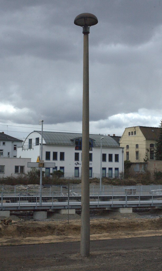 Sicher hat dieses DDR - DR Relikt bald ausgedient.
Typische Bahnhofslampe   08.04.2012 gegen 12:45 Uhr aufgenommen in  Radebeul Ost