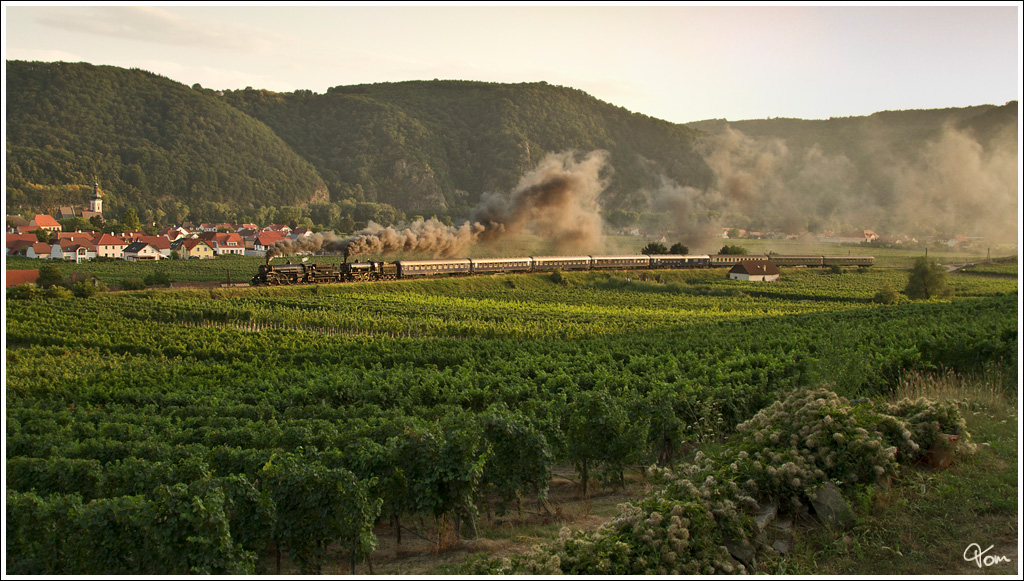 Sicherlich ein Hhepunkt der IGE Eisenbahn-Romantik-Rundfahrt war die Fahrt am Mittwoch durch die Wachau. Im allerschnsten Abendlicht ziehen die Dampfloks 310.23 und 109.13 den SE 17201 von Drnstein-Oberloiben nach Strasshof. 
Unterloiben 22.8.2012