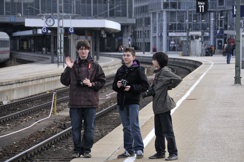 Sichtlich Spa hatten auch Tobias, Korbinian und Alexander an Gleis 11 in Mnchen Hbf, unserem Treffpunkt. Nur die Ausbeute schien Korbinian bis zu diesem Zeitpunkt ein bisserl Kopfzerbrechen zu machen... (20.03.2010).