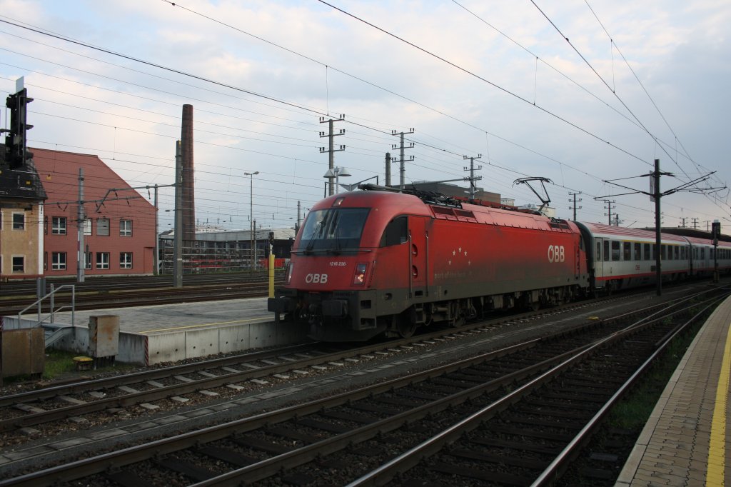 Sichtung in Linz am 19.04.10: 1216 238 steht zur Abfahrt bereit Richtung Wien.